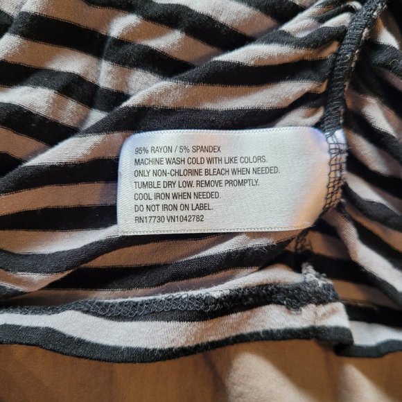 Medium Liz Lange Maternity Striped V-Neck Side-Ruched Tee - Picture 7 of 7